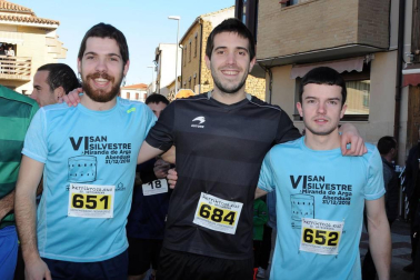 El 17 de febrero se celebró la primera edición de Larrate Trail, una carrera que quiere dar a conocer Carcastillo y su entorno a los amantes de este deporte. La organización preparó dos recorridos de 11 y 17 km y con un desnivel positivo de 300 y 150 m respectivamente. Una bonita experiencia que llevó a los corredores junto al río Aragón para pasar por el llano de Larrate y recorrer los pinares que rodean la localidad.