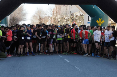 El 17 de febrero se celebró la primera edición de Larrate Trail, una carrera que quiere dar a conocer Carcastillo y su entorno a los amantes de este deporte. La organización preparó dos recorridos de 11 y 17 km y con un desnivel positivo de 300 y 150 m respectivamente. Una bonita experiencia que llevó a los corredores junto al río Aragón para pasar por el llano de Larrate y recorrer los pinares que rodean la localidad.