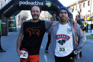 El 17 de febrero se celebró la primera edición de Larrate Trail, una carrera que quiere dar a conocer Carcastillo y su entorno a los amantes de este deporte. La organización preparó dos recorridos de 11 y 17 km y con un desnivel positivo de 300 y 150 m respectivamente. Una bonita experiencia que llevó a los corredores junto al río Aragón para pasar por el llano de Larrate y recorrer los pinares que rodean la localidad.