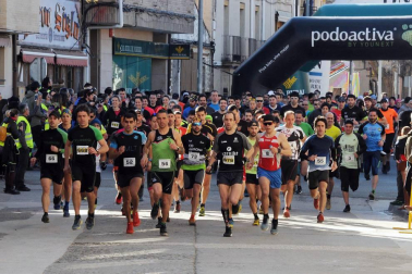 El 17 de febrero se celebró la primera edición de Larrate Trail, una carrera que quiere dar a conocer Carcastillo y su entorno a los amantes de este deporte. La organización preparó dos recorridos de 11 y 17 km y con un desnivel positivo de 300 y 150 m respectivamente. Una bonita experiencia que llevó a los corredores junto al río Aragón para pasar por el llano de Larrate y recorrer los pinares que rodean la localidad.