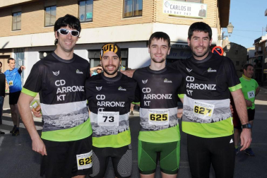 El 17 de febrero se celebró la primera edición de Larrate Trail, una carrera que quiere dar a conocer Carcastillo y su entorno a los amantes de este deporte. La organización preparó dos recorridos de 11 y 17 km y con un desnivel positivo de 300 y 150 m respectivamente. Una bonita experiencia que llevó a los corredores junto al río Aragón para pasar por el llano de Larrate y recorrer los pinares que rodean la localidad.