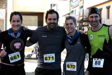 El 17 de febrero se celebró la primera edición de Larrate Trail, una carrera que quiere dar a conocer Carcastillo y su entorno a los amantes de este deporte. La organización preparó dos recorridos de 11 y 17 km y con un desnivel positivo de 300 y 150 m respectivamente. Una bonita experiencia que llevó a los corredores junto al río Aragón para pasar por el llano de Larrate y recorrer los pinares que rodean la localidad.