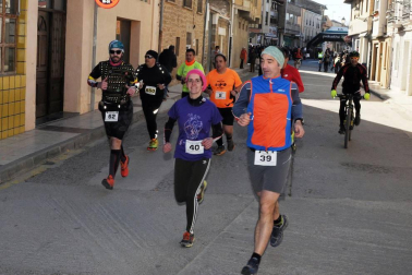 El 17 de febrero se celebró la primera edición de Larrate Trail, una carrera que quiere dar a conocer Carcastillo y su entorno a los amantes de este deporte. La organización preparó dos recorridos de 11 y 17 km y con un desnivel positivo de 300 y 150 m respectivamente. Una bonita experiencia que llevó a los corredores junto al río Aragón para pasar por el llano de Larrate y recorrer los pinares que rodean la localidad.