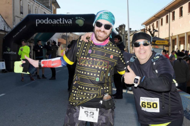 El 17 de febrero se celebró la primera edición de Larrate Trail, una carrera que quiere dar a conocer Carcastillo y su entorno a los amantes de este deporte. La organización preparó dos recorridos de 11 y 17 km y con un desnivel positivo de 300 y 150 m respectivamente. Una bonita experiencia que llevó a los corredores junto al río Aragón para pasar por el llano de Larrate y recorrer los pinares que rodean la localidad.