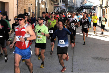 El 17 de febrero se celebró la primera edición de Larrate Trail, una carrera que quiere dar a conocer Carcastillo y su entorno a los amantes de este deporte. La organización preparó dos recorridos de 11 y 17 km y con un desnivel positivo de 300 y 150 m respectivamente. Una bonita experiencia que llevó a los corredores junto al río Aragón para pasar por el llano de Larrate y recorrer los pinares que rodean la localidad.