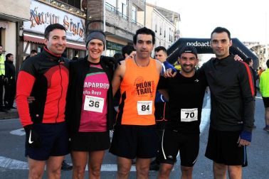 El 17 de febrero se celebró la primera edición de Larrate Trail, una carrera que quiere dar a conocer Carcastillo y su entorno a los amantes de este deporte. La organización preparó dos recorridos de 11 y 17 km y con un desnivel positivo de 300 y 150 m respectivamente. Una bonita experiencia que llevó a los corredores junto al río Aragón para pasar por el llano de Larrate y recorrer los pinares que rodean la localidad.
