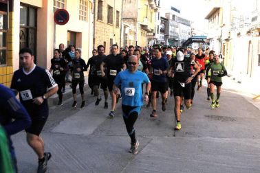 El 17 de febrero se celebró la primera edición de Larrate Trail, una carrera que quiere dar a conocer Carcastillo y su entorno a los amantes de este deporte. La organización preparó dos recorridos de 11 y 17 km y con un desnivel positivo de 300 y 150 m respectivamente. Una bonita experiencia que llevó a los corredores junto al río Aragón para pasar por el llano de Larrate y recorrer los pinares que rodean la localidad.