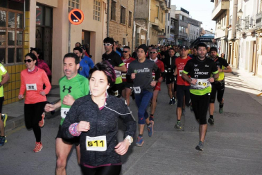 El 17 de febrero se celebró la primera edición de Larrate Trail, una carrera que quiere dar a conocer Carcastillo y su entorno a los amantes de este deporte. La organización preparó dos recorridos de 11 y 17 km y con un desnivel positivo de 300 y 150 m respectivamente. Una bonita experiencia que llevó a los corredores junto al río Aragón para pasar por el llano de Larrate y recorrer los pinares que rodean la localidad.