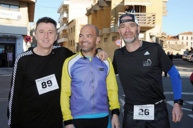 El 17 de febrero se celebró la primera edición de Larrate Trail, una carrera que quiere dar a conocer Carcastillo y su entorno a los amantes de este deporte. La organización preparó dos recorridos de 11 y 17 km y con un desnivel positivo de 300 y 150 m respectivamente. Una bonita experiencia que llevó a los corredores junto al río Aragón para pasar por el llano de Larrate y recorrer los pinares que rodean la localidad.