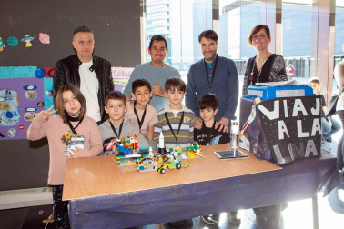 La novena edición de la First Lego League de Navarra (de 10 a 16 años) y la segunda edición de la versión junior (de 6 a 9 años), reunió en Baluarte a una treintena de equipos a los que se propuso dos retos diferentes según edades: 'Into Orbit' y 'Mission Moon'. Una experiencia que ha transportado a los participantes al espacio con el objetivo de poner en juego su capacidad de ideación a través de la ciencia, la tecnología, la ingeniería y las matemáticas.