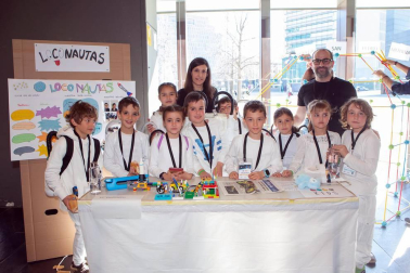 La novena edición de la First Lego League de Navarra (de 10 a 16 años) y la segunda edición de la versión junior (de 6 a 9 años), reunió en Baluarte a una treintena de equipos a los que se propuso dos retos diferentes según edades: 'Into Orbit' y 'Mission Moon'. Una experiencia que ha transportado a los participantes al espacio con el objetivo de poner en juego su capacidad de ideación a través de la ciencia, la tecnología, la ingeniería y las matemáticas.