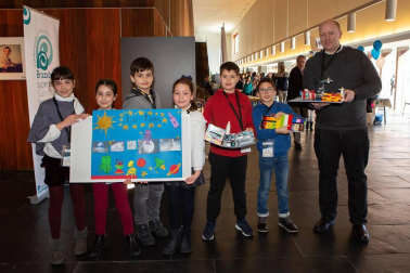 La novena edición de la First Lego League de Navarra (de 10 a 16 años) y la segunda edición de la versión junior (de 6 a 9 años), reunió en Baluarte a una treintena de equipos a los que se propuso dos retos diferentes según edades: 'Into Orbit' y 'Mission Moon'. Una experiencia que ha transportado a los participantes al espacio con el objetivo de poner en juego su capacidad de ideación a través de la ciencia, la tecnología, la ingeniería y las matemáticas.