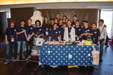 La novena edición de la First Lego League de Navarra (de 10 a 16 años) y la segunda edición de la versión junior (de 6 a 9 años), reunió en Baluarte a una treintena de equipos a los que se propuso dos retos diferentes según edades: 'Into Orbit' y 'Mission Moon'. Una experiencia que ha transportado a los participantes al espacio con el objetivo de poner en juego su capacidad de ideación a través de la ciencia, la tecnología, la ingeniería y las matemáticas.