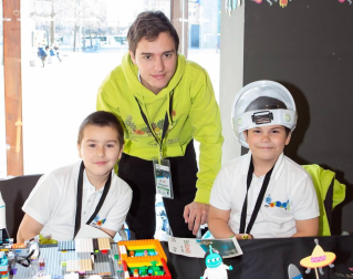 La novena edición de la First Lego League de Navarra (de 10 a 16 años) y la segunda edición de la versión junior (de 6 a 9 años), reunió en Baluarte a una treintena de equipos a los que se propuso dos retos diferentes según edades: 'Into Orbit' y 'Mission Moon'. Una experiencia que ha transportado a los participantes al espacio con el objetivo de poner en juego su capacidad de ideación a través de la ciencia, la tecnología, la ingeniería y las matemáticas.
