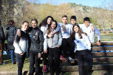 El C.A. Iranzu organizó el domingo la edición número diecisiete de su tradicional cross. Una cita que reunió en el Paseo de los Llanos a corredores desde la categoría sub 10 a las absolutas. Los atletas se enfrentaron a carreras con distancias que crecientes según edad, de los 800 a los 6.000 m de longitud. La prueba fue puntuable para el Campeonato Navarro de Cross Máster.