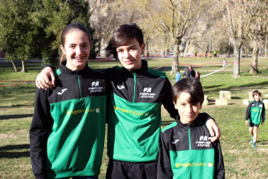 El C.A. Iranzu organizó el domingo la edición número diecisiete de su tradicional cross. Una cita que reunió en el Paseo de los Llanos a corredores desde la categoría sub 10 a las absolutas. Los atletas se enfrentaron a carreras con distancias que crecientes según edad, de los 800 a los 6.000 m de longitud. La prueba fue puntuable para el Campeonato Navarro de Cross Máster.