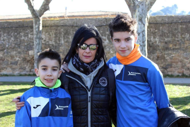El C.A. Iranzu organizó el domingo la edición número diecisiete de su tradicional cross. Una cita que reunió en el Paseo de los Llanos a corredores desde la categoría sub 10 a las absolutas. Los atletas se enfrentaron a carreras con distancias que crecientes según edad, de los 800 a los 6.000 m de longitud. La prueba fue puntuable para el Campeonato Navarro de Cross Máster.
