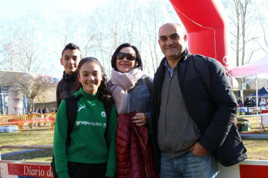 El C.A. Iranzu organizó el domingo la edición número diecisiete de su tradicional cross. Una cita que reunió en el Paseo de los Llanos a corredores desde la categoría sub 10 a las absolutas. Los atletas se enfrentaron a carreras con distancias que crecientes según edad, de los 800 a los 6.000 m de longitud. La prueba fue puntuable para el Campeonato Navarro de Cross Máster.