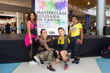 140 participantes llenaron la plaza central del centro comercial Itaroa durante la celebración de la masterclass organizada el sábado 16 de febrero con el grupo Pamplona Love Zumba. La sesión de baile, además, tuvo carácter solidario, ya que el dinero de la inscripción se entregó a Regalos de Amor, ONG dedicada al apoyo de personas vulnerables por pobreza o exclusión social.