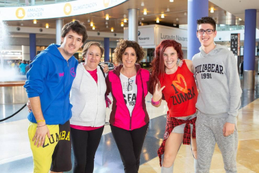 140 participantes llenaron la plaza central del centro comercial Itaroa durante la celebración de la masterclass organizada el sábado 16 de febrero con el grupo Pamplona Love Zumba. La sesión de baile, además, tuvo carácter solidario, ya que el dinero de la inscripción se entregó a Regalos de Amor, ONG dedicada al apoyo de personas vulnerables por pobreza o exclusión social.
