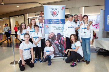 140 participantes llenaron la plaza central del centro comercial Itaroa durante la celebración de la masterclass organizada el sábado 16 de febrero con el grupo Pamplona Love Zumba. La sesión de baile, además, tuvo carácter solidario, ya que el dinero de la inscripción se entregó a Regalos de Amor, ONG dedicada al apoyo de personas vulnerables por pobreza o exclusión social.
