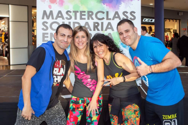 140 participantes llenaron la plaza central del centro comercial Itaroa durante la celebración de la masterclass organizada el sábado 16 de febrero con el grupo Pamplona Love Zumba. La sesión de baile, además, tuvo carácter solidario, ya que el dinero de la inscripción se entregó a Regalos de Amor, ONG dedicada al apoyo de personas vulnerables por pobreza o exclusión social.