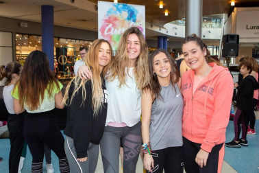 140 participantes llenaron la plaza central del centro comercial Itaroa durante la celebración de la masterclass organizada el sábado 16 de febrero con el grupo Pamplona Love Zumba. La sesión de baile, además, tuvo carácter solidario, ya que el dinero de la inscripción se entregó a Regalos de Amor, ONG dedicada al apoyo de personas vulnerables por pobreza o exclusión social.