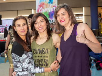 140 participantes llenaron la plaza central del centro comercial Itaroa durante la celebración de la masterclass organizada el sábado 16 de febrero con el grupo Pamplona Love Zumba. La sesión de baile, además, tuvo carácter solidario, ya que el dinero de la inscripción se entregó a Regalos de Amor, ONG dedicada al apoyo de personas vulnerables por pobreza o exclusión social.