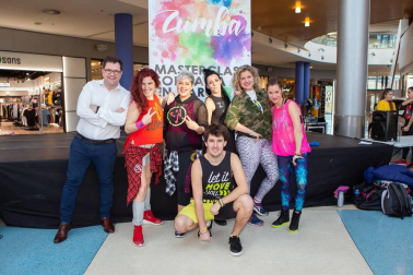 140 participantes llenaron la plaza central del centro comercial Itaroa durante la celebración de la masterclass organizada el sábado 16 de febrero con el grupo Pamplona Love Zumba. La sesión de baile, además, tuvo carácter solidario, ya que el dinero de la inscripción se entregó a Regalos de Amor, ONG dedicada al apoyo de personas vulnerables por pobreza o exclusión social.