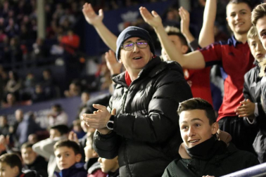 Imágenes del búscate en la grada del Osasuna-Zaragoza