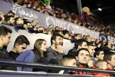 Imágenes del búscate en la grada del Osasuna-Zaragoza