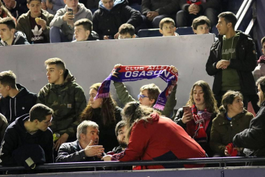 Imágenes del búscate en la grada del Osasuna-Zaragoza