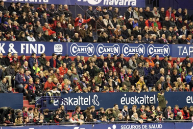 Imágenes del búscate en la grada del Osasuna-Zaragoza