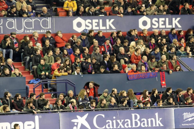 Imágenes del búscate en la grada del Osasuna-Zaragoza