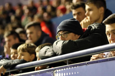 Imágenes del búscate en la grada del Osasuna-Zaragoza