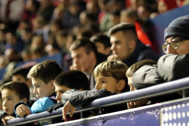 Imágenes del búscate en la grada del Osasuna-Zaragoza