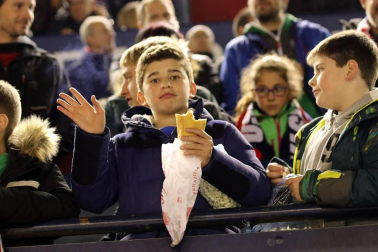 Imágenes del búscate en la grada del Osasuna-Zaragoza