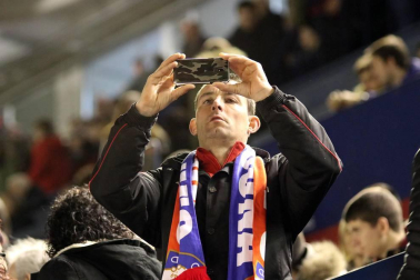 Imágenes del búscate en la grada del Osasuna-Zaragoza