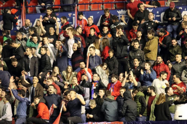 Imágenes del búscate en la grada del Osasuna-Zaragoza