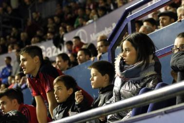 Imágenes del búscate en la grada del Osasuna-Zaragoza