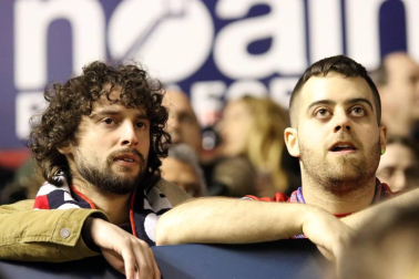 Imágenes del búscate en la grada del Osasuna-Zaragoza