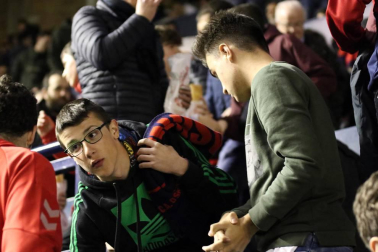 Imágenes del búscate en la grada del Osasuna-Zaragoza