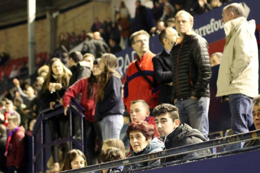 Imágenes del búscate en la grada del Osasuna-Zaragoza