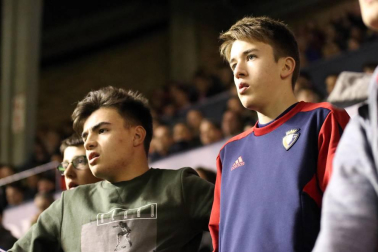 Imágenes del búscate en la grada del Osasuna-Zaragoza