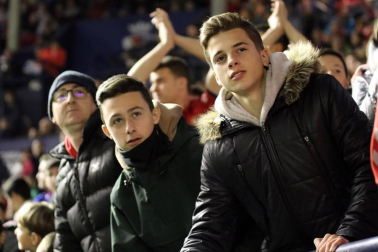 Imágenes del búscate en la grada del Osasuna-Zaragoza