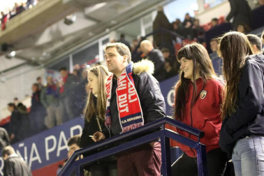 Imágenes del búscate en la grada del Osasuna-Zaragoza
