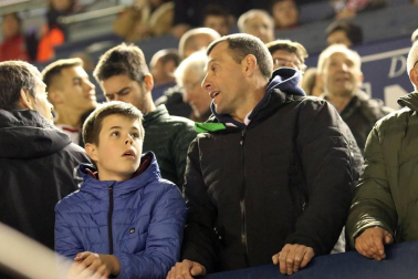 Imágenes del búscate en la grada del Osasuna-Zaragoza