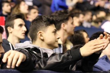 Imágenes del búscate en la grada del Osasuna-Zaragoza