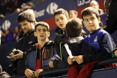 Imágenes del búscate en la grada del Osasuna-Zaragoza