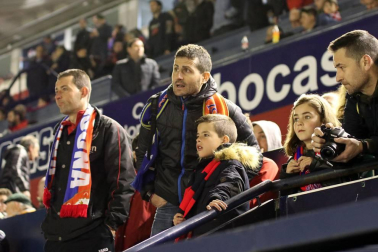 Imágenes del búscate en la grada del Osasuna-Zaragoza